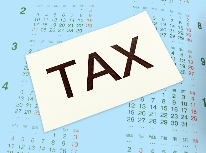 カレンダーにTAXの文字を載せ、売却時期と課税を表すイメージ